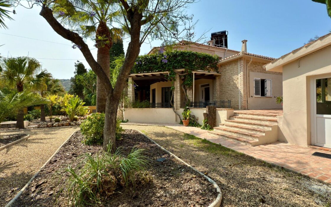 Вилла в Аликанте 500 кв.м с бассейном и террасой