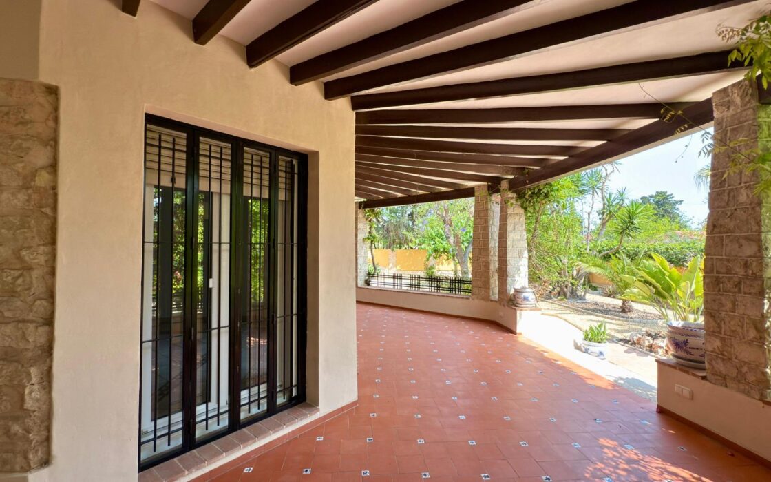 Вилла в Аликанте 500 кв.м с бассейном и террасой