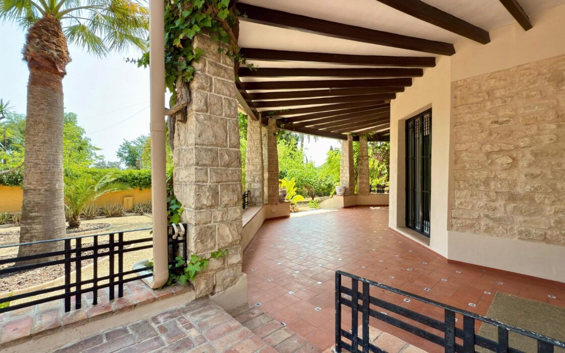 Вилла в Аликанте 500 кв.м с бассейном и террасой