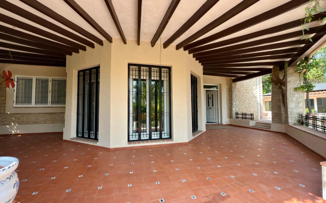 Вилла в Аликанте 500 кв.м с бассейном и террасой