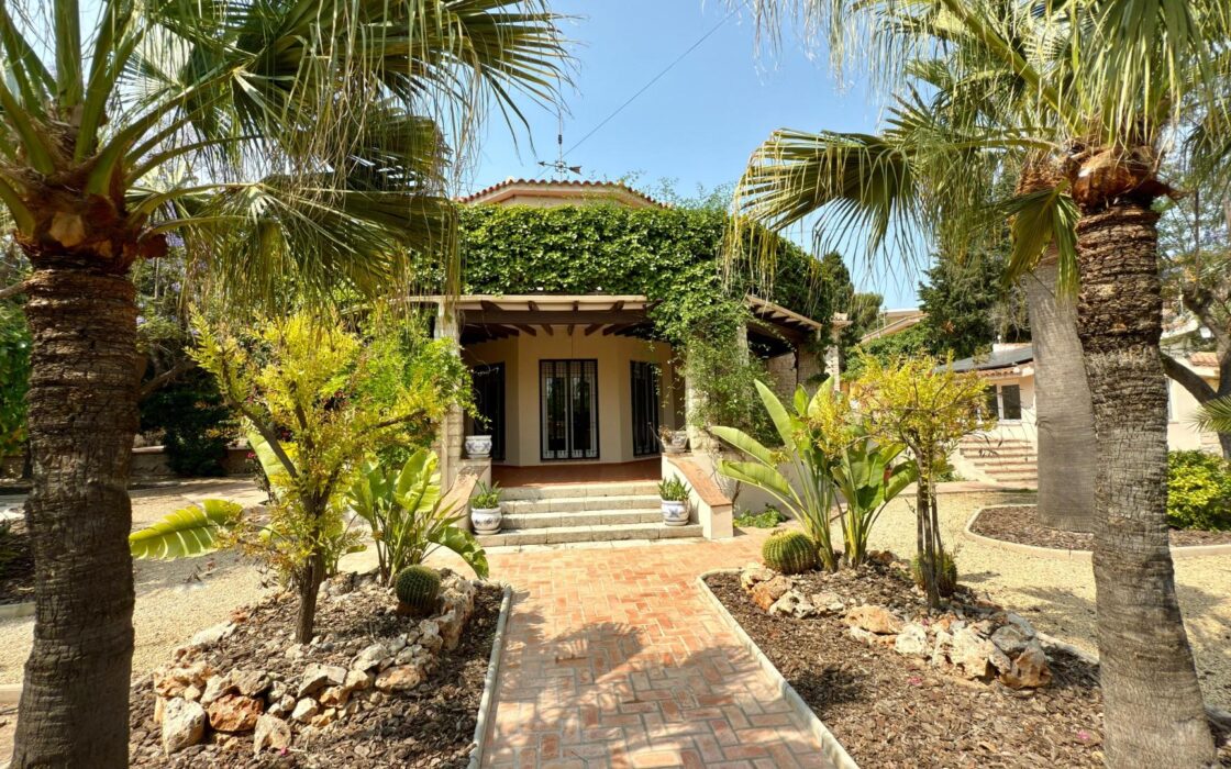 Вилла в Аликанте 500 кв.м с бассейном и террасой