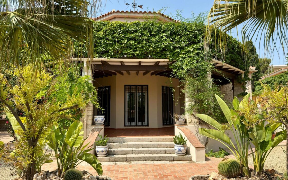 Вилла в Аликанте 500 кв.м с бассейном и террасой