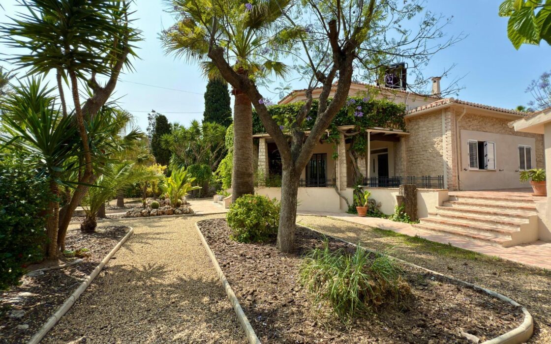 Вилла в Аликанте 500 кв.м с бассейном и террасой