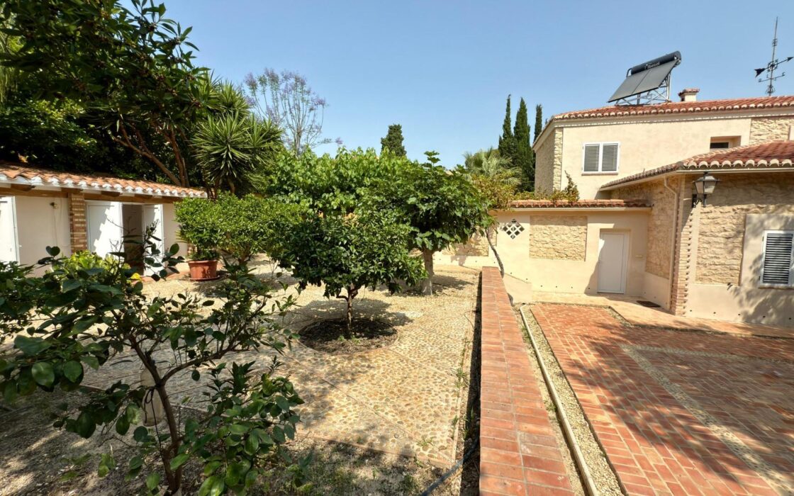 Вилла в Аликанте 500 кв.м с бассейном и террасой