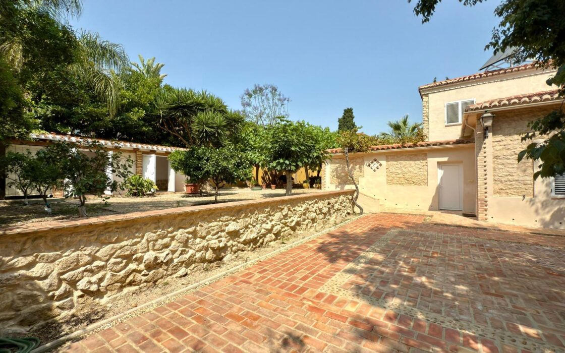 Вилла в Аликанте 500 кв.м с бассейном и террасой