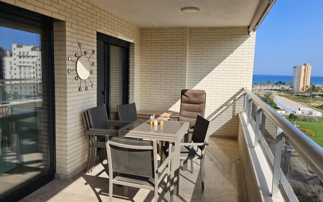 Апартаменти в Аликанте 110 кв.м у моря з терасою