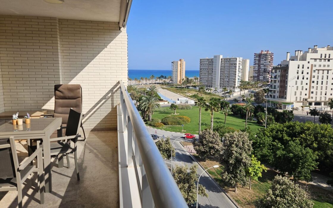 Апартаменти в Аликанте 110 кв.м у моря з терасою