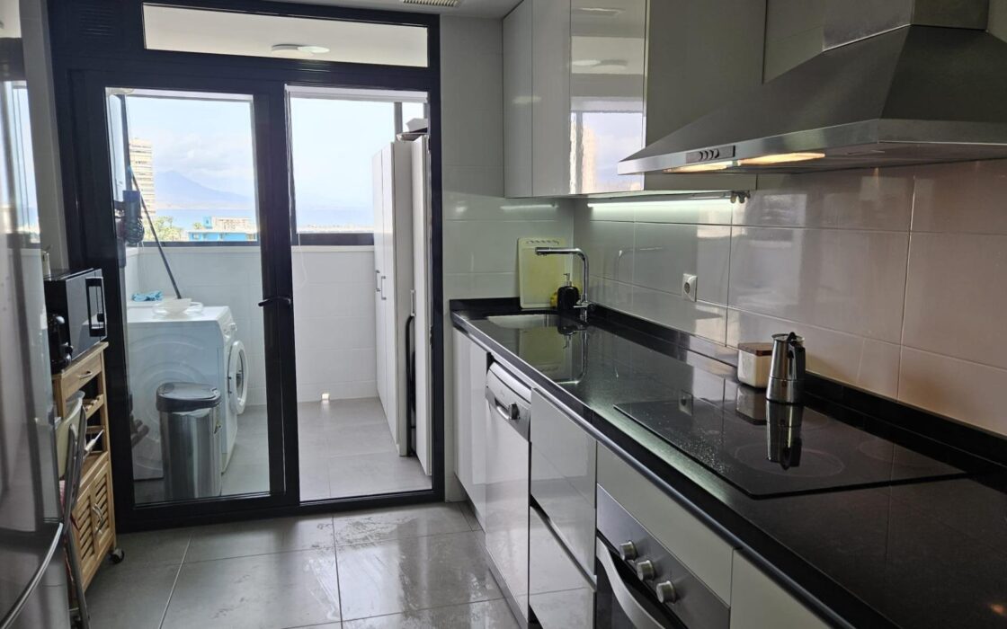 Апартаменти в Аликанте 110 кв.м у моря з терасою