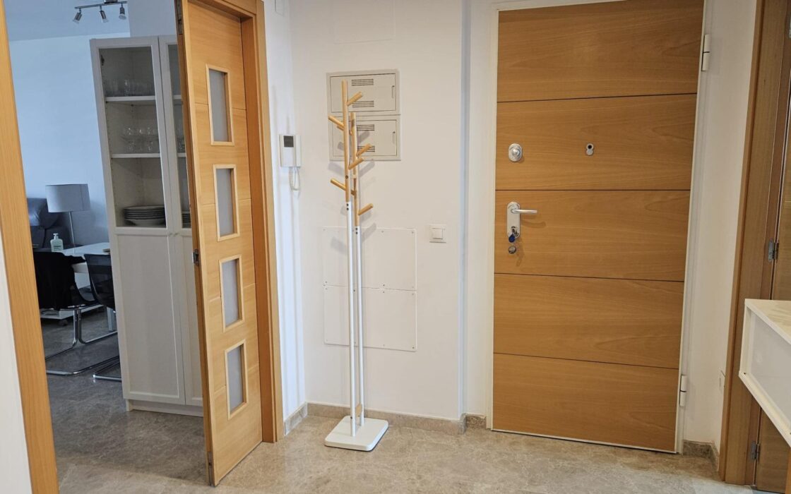 Апартаменти в Аликанте 110 кв.м у моря з терасою