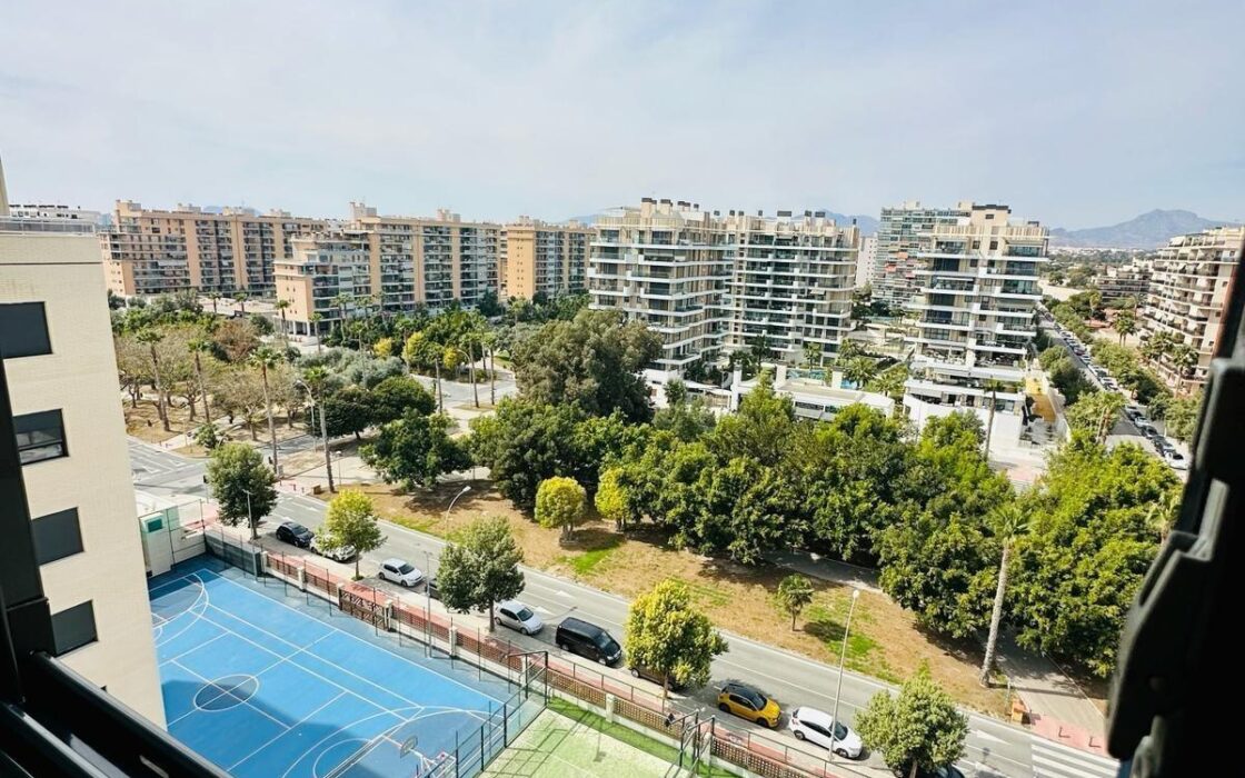 Апартаменти в Аликанте 110 кв.м у моря з терасою