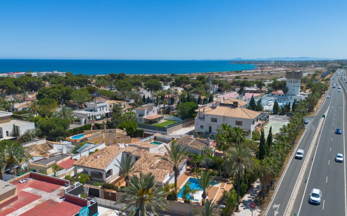 Вилла в Ориуэла Коста 168 кв.м з терасою та басейном