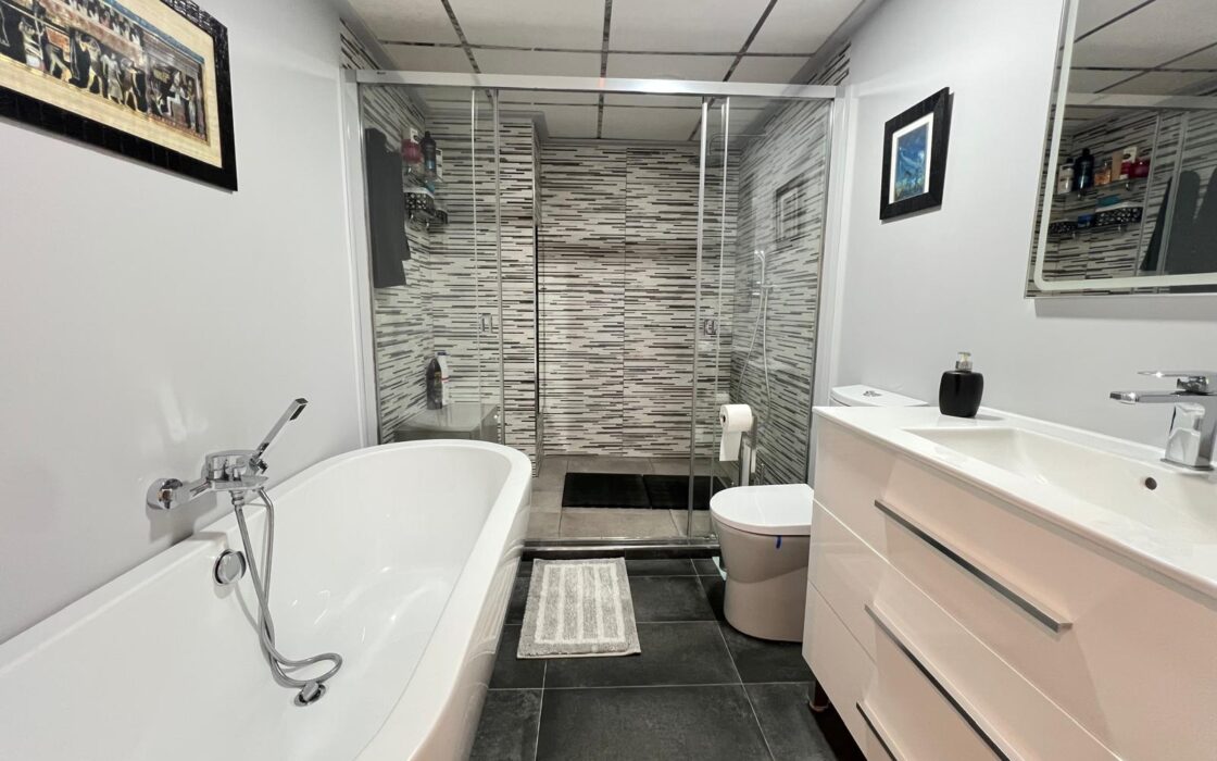 Апартаменты 100 кв.м с террасой в Торревьехе у моря