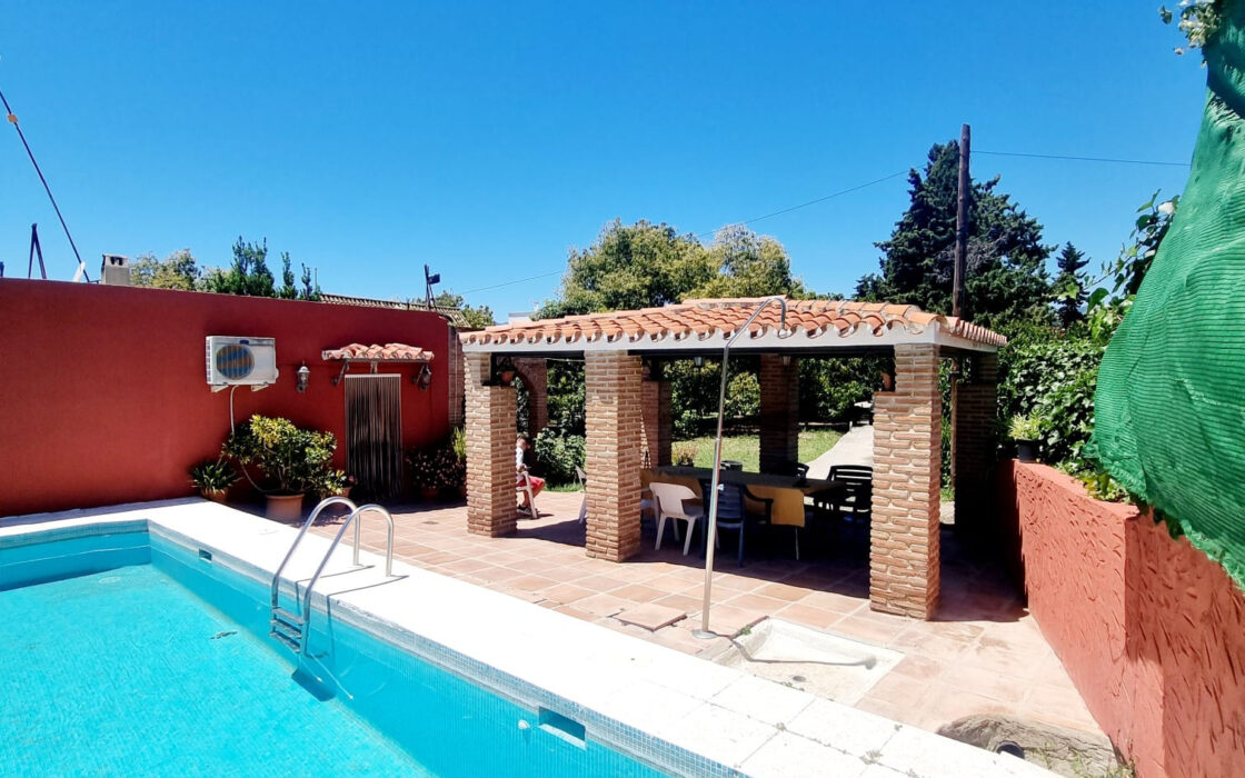 Дом с садом и бассейном недалеко от города, 102 кв.м.