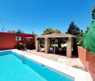 Дом с садом и бассейном недалеко от города, 102 кв.м.