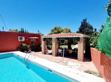 Будинок з садом і басейном неподалік від міста, 102 кв.м.