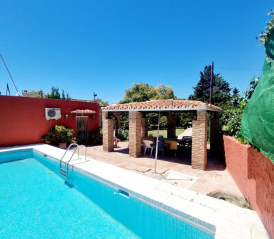 Дом с садом и бассейном недалеко от города, 102 кв.м.