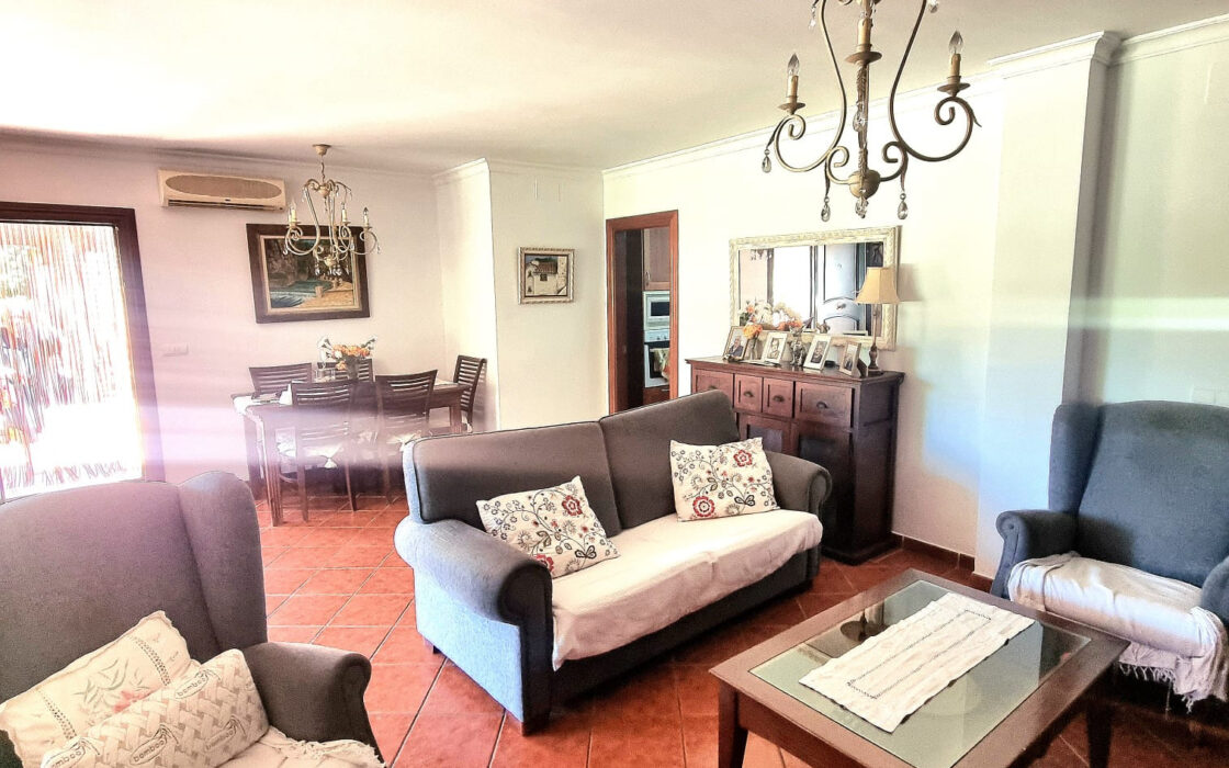 Дом с садом и бассейном недалеко от города, 102 кв.м.