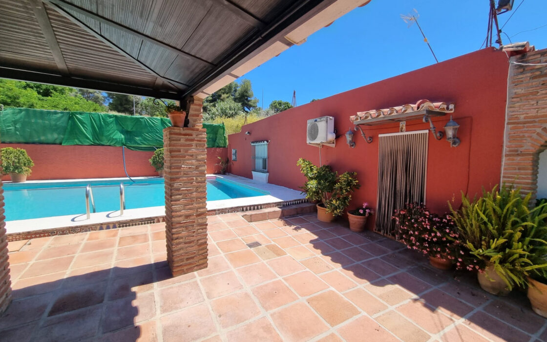 Дом с садом и бассейном недалеко от города, 102 кв.м.