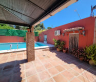 Дом с садом и бассейном недалеко от города, 102 кв.м.