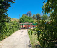 Дом с садом и бассейном недалеко от города, 102 кв.м.