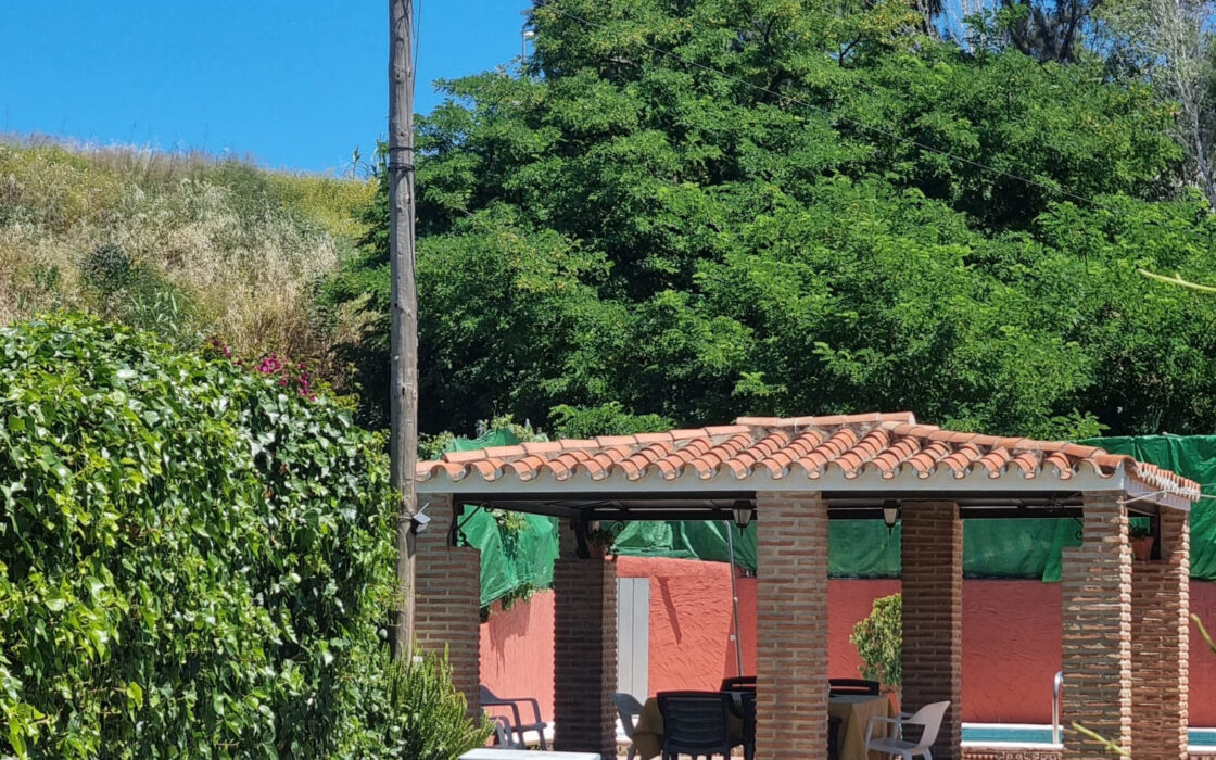 Дом с садом и бассейном недалеко от города, 102 кв.м.