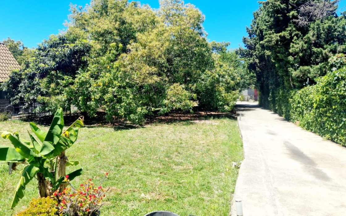 Дом с садом и бассейном недалеко от города, 102 кв.м.