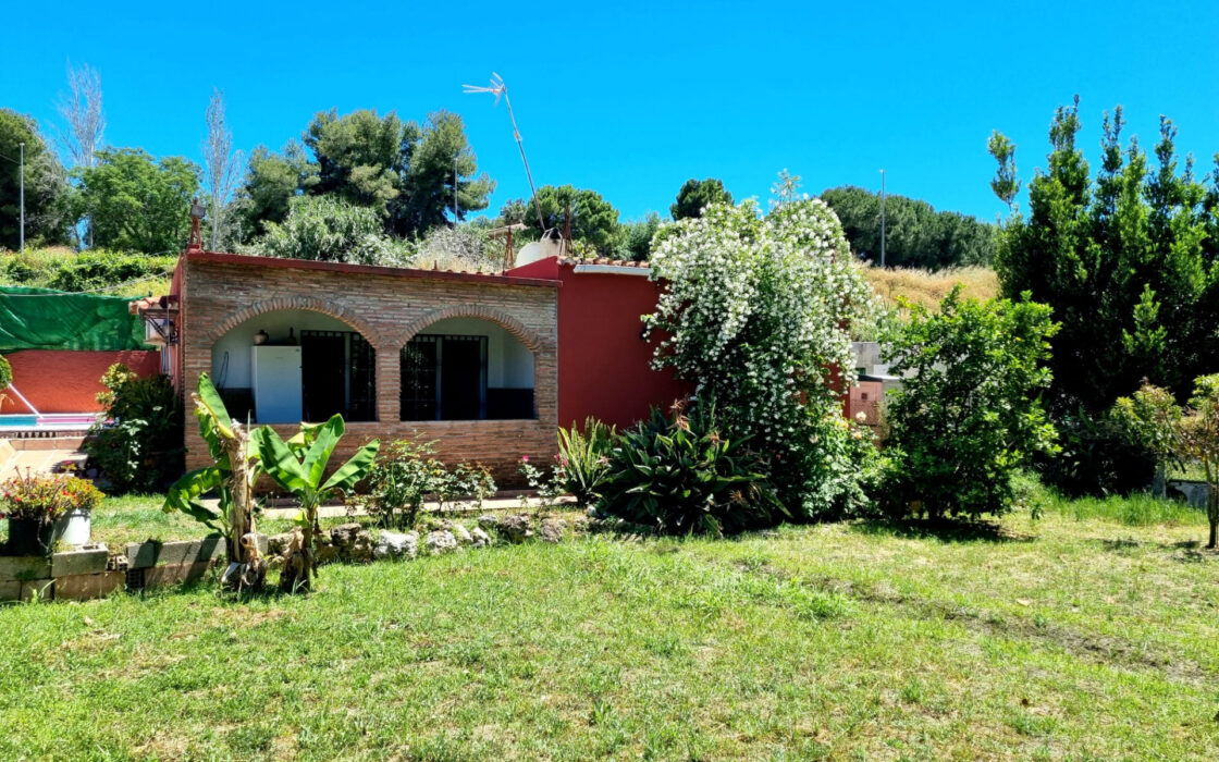 Дом с садом и бассейном недалеко от города, 102 кв.м.