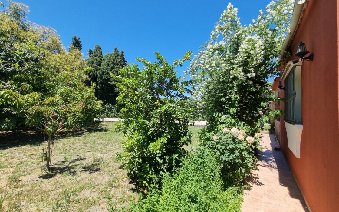 Дом с садом и бассейном недалеко от города, 102 кв.м.