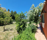 Дом с садом и бассейном недалеко от города, 102 кв.м.