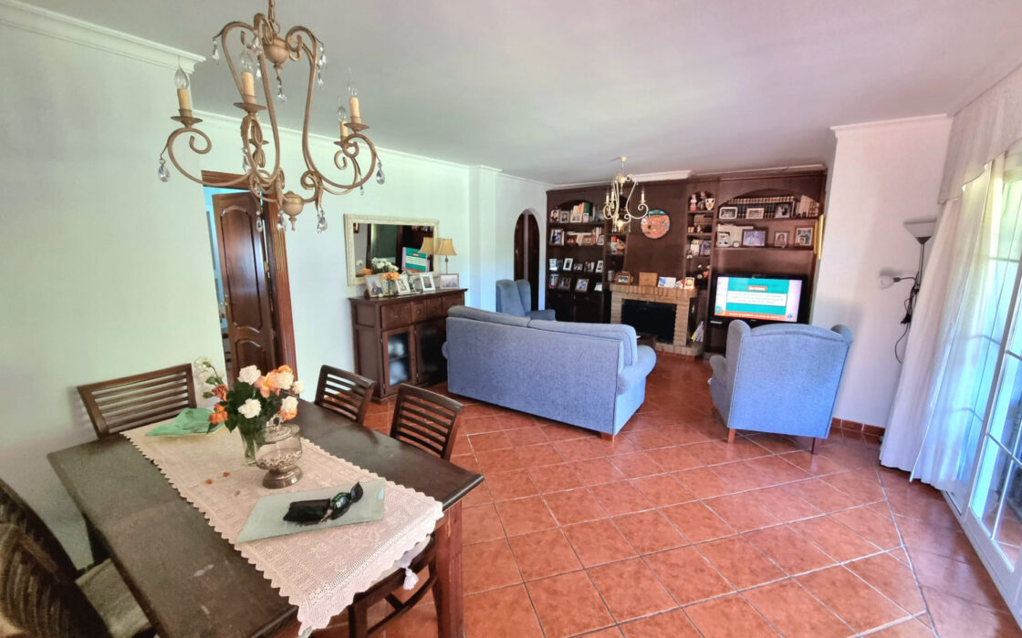 Дом с садом и бассейном недалеко от города, 102 кв.м.