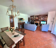 Дом с садом и бассейном недалеко от города, 102 кв.м.