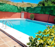 Дом с садом и бассейном недалеко от города, 102 кв.м.