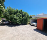 Дом с садом и бассейном недалеко от города, 102 кв.м.