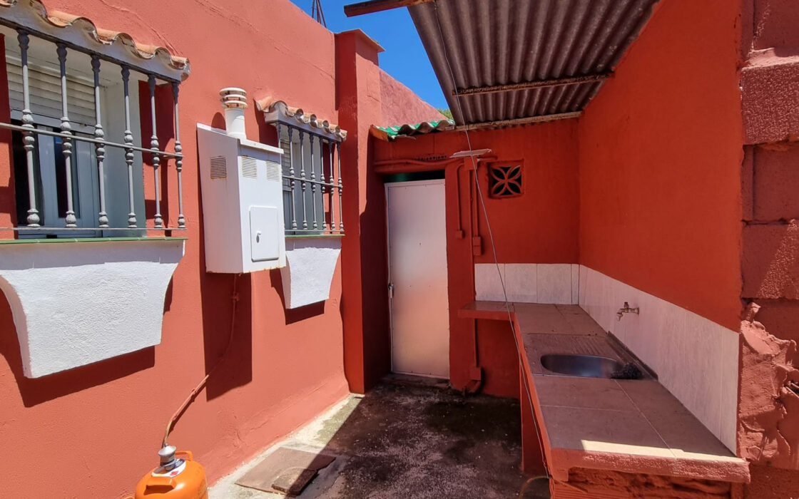 Дом с садом и бассейном недалеко от города, 102 кв.м.