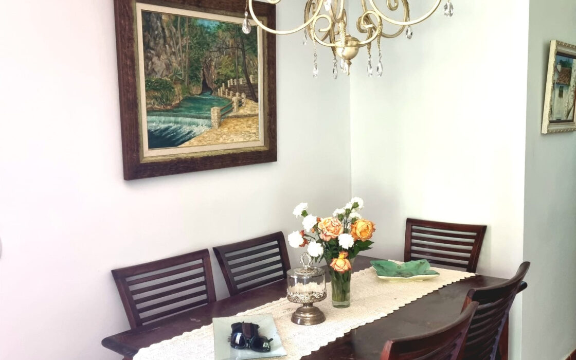 Дом с садом и бассейном недалеко от города, 102 кв.м.