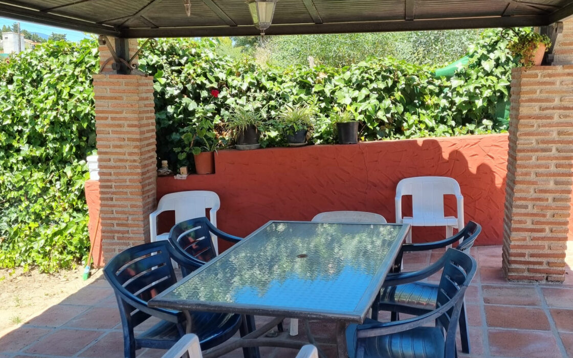 Дом с садом и бассейном недалеко от города, 102 кв.м.