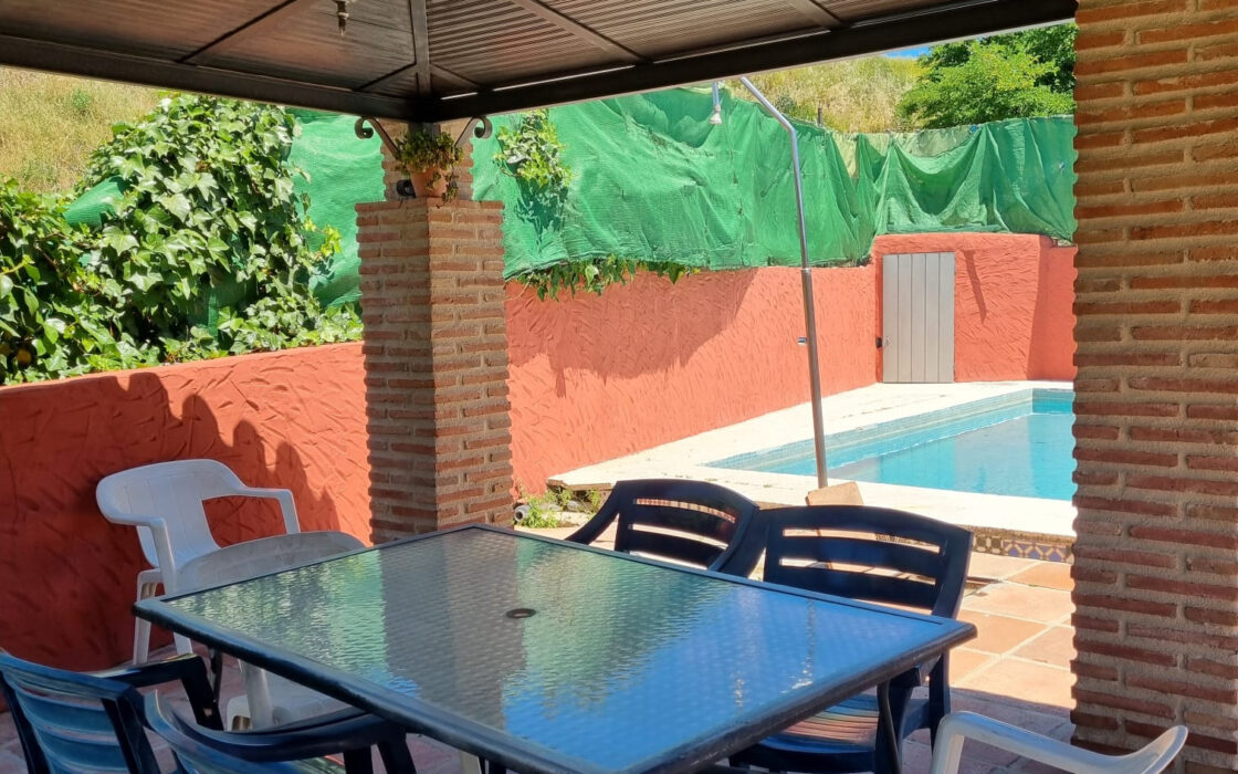 Дом с садом и бассейном недалеко от города, 102 кв.м.