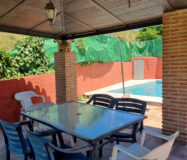 Дом с садом и бассейном недалеко от города, 102 кв.м.