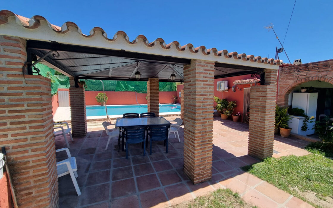 Дом с садом и бассейном недалеко от города, 102 кв.м.