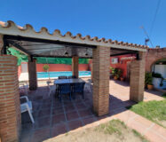 Дом с садом и бассейном недалеко от города, 102 кв.м.