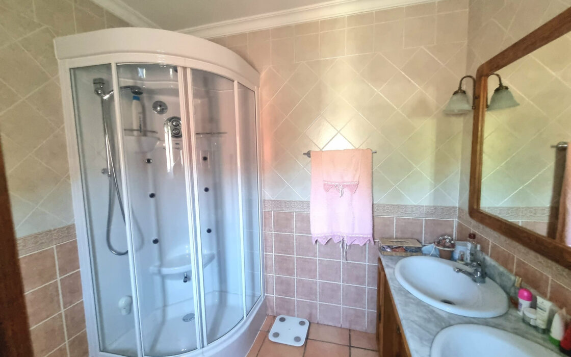 Дом с садом и бассейном недалеко от города, 102 кв.м.