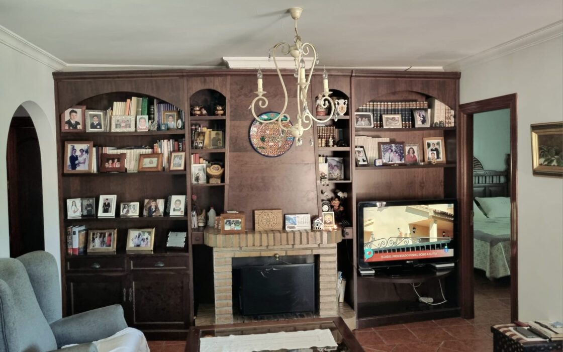 Дом с садом и бассейном недалеко от города, 102 кв.м.