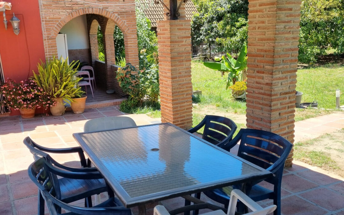 Дом с садом и бассейном недалеко от города, 102 кв.м.