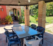 Дом с садом и бассейном недалеко от города, 102 кв.м.