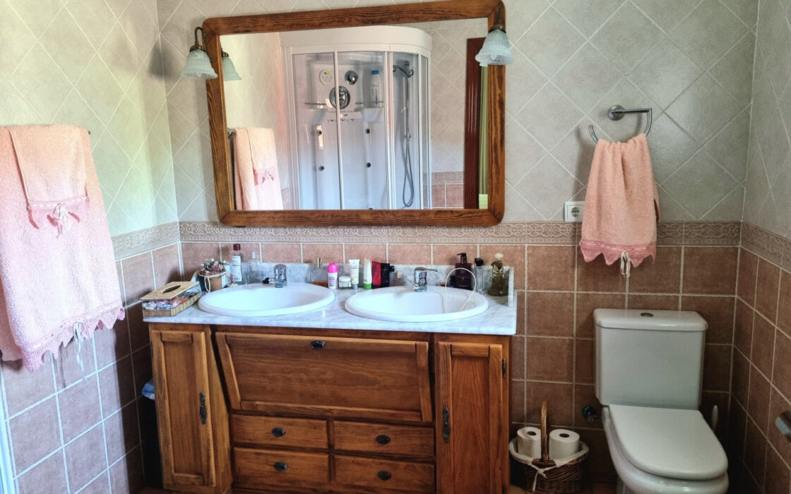 Дом с садом и бассейном недалеко от города, 102 кв.м.