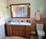 Дом с садом и бассейном недалеко от города, 102 кв.м.