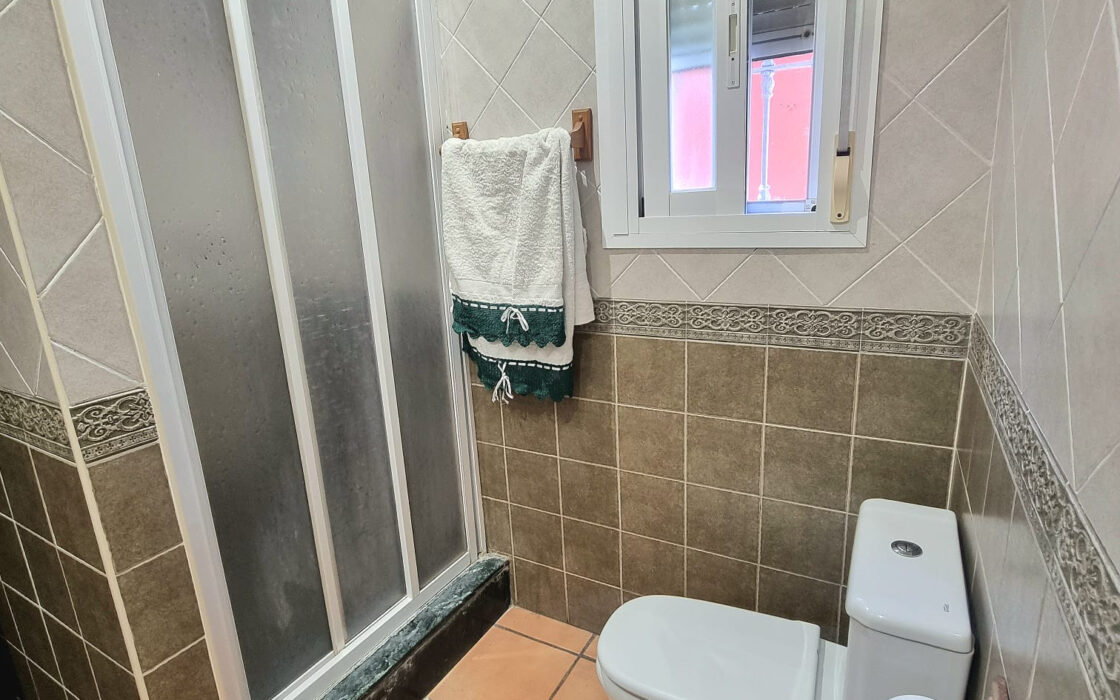 Дом с садом и бассейном недалеко от города, 102 кв.м.