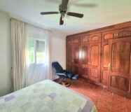 Дом с садом и бассейном недалеко от города, 102 кв.м.