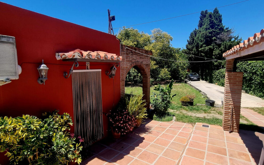 Дом с садом и бассейном недалеко от города, 102 кв.м.