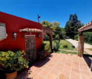 Дом с садом и бассейном недалеко от города, 102 кв.м.